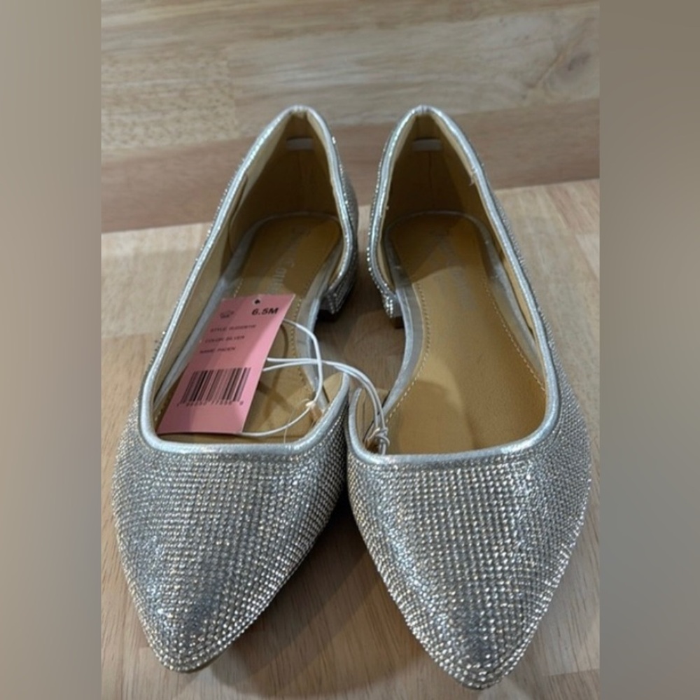 Juicy Couture NWT rhinestone flats. Size 6.5 or 7. They run large.